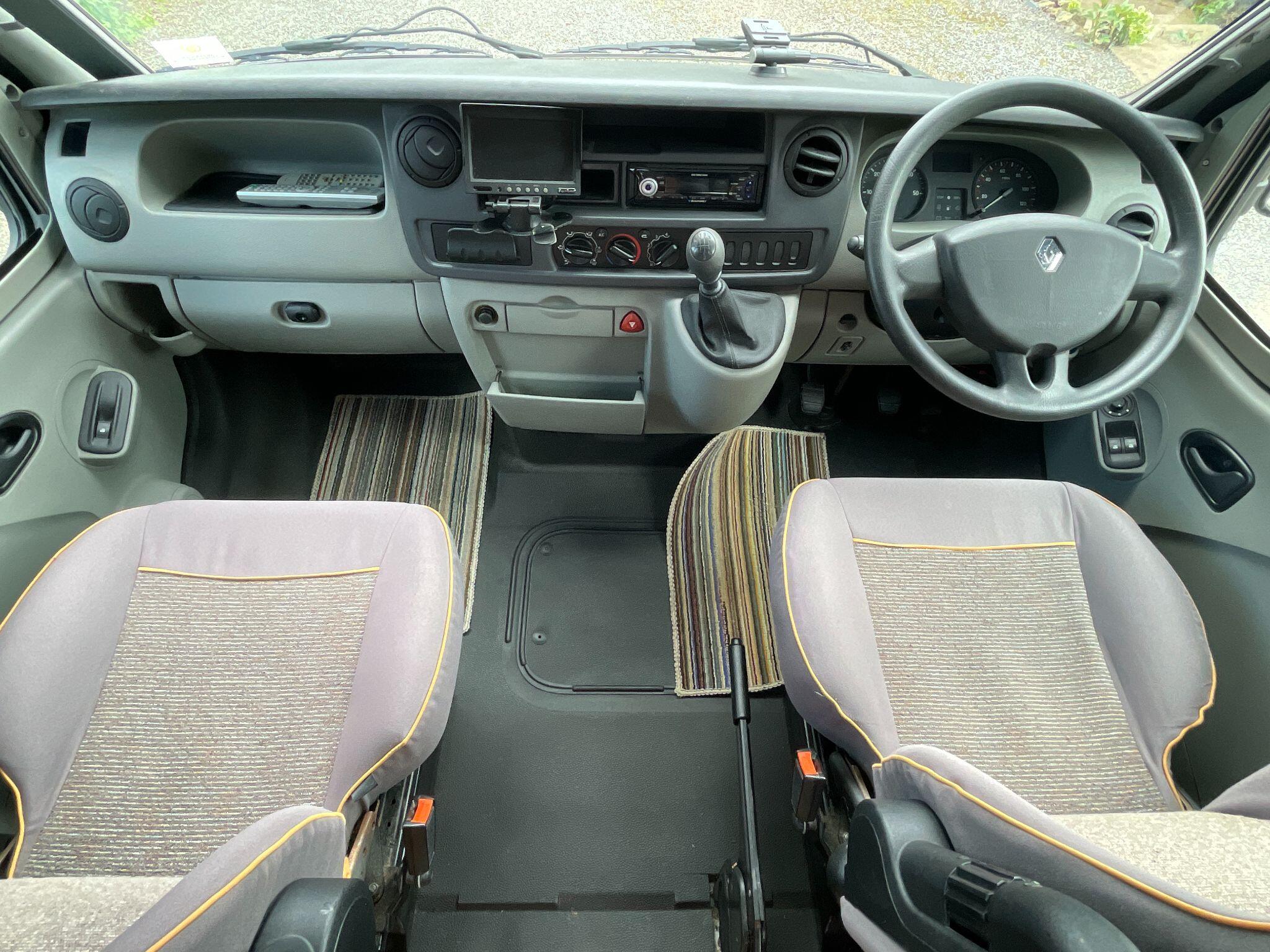 2005 Burstner Delfin T686