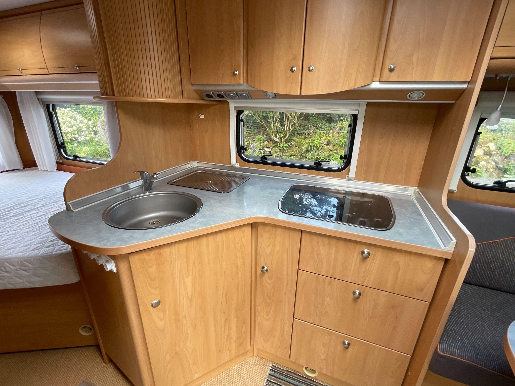 2005 Burstner Delfin T686