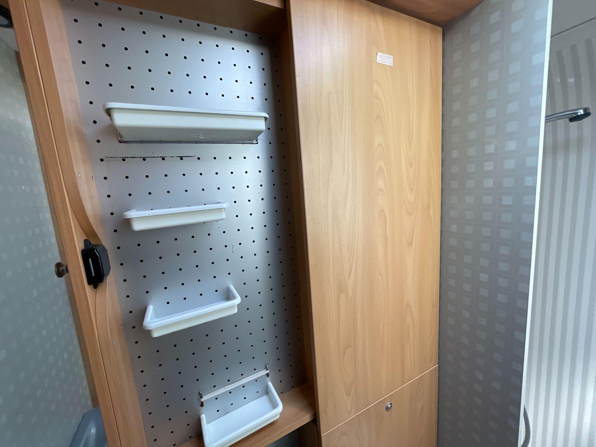 2005 Burstner Delfin T686