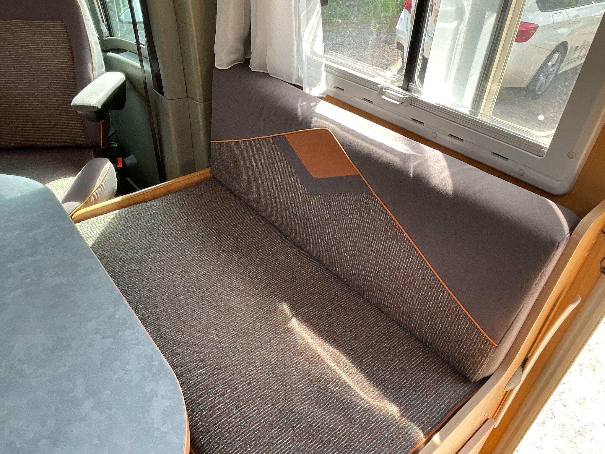2005 Burstner Delfin T686