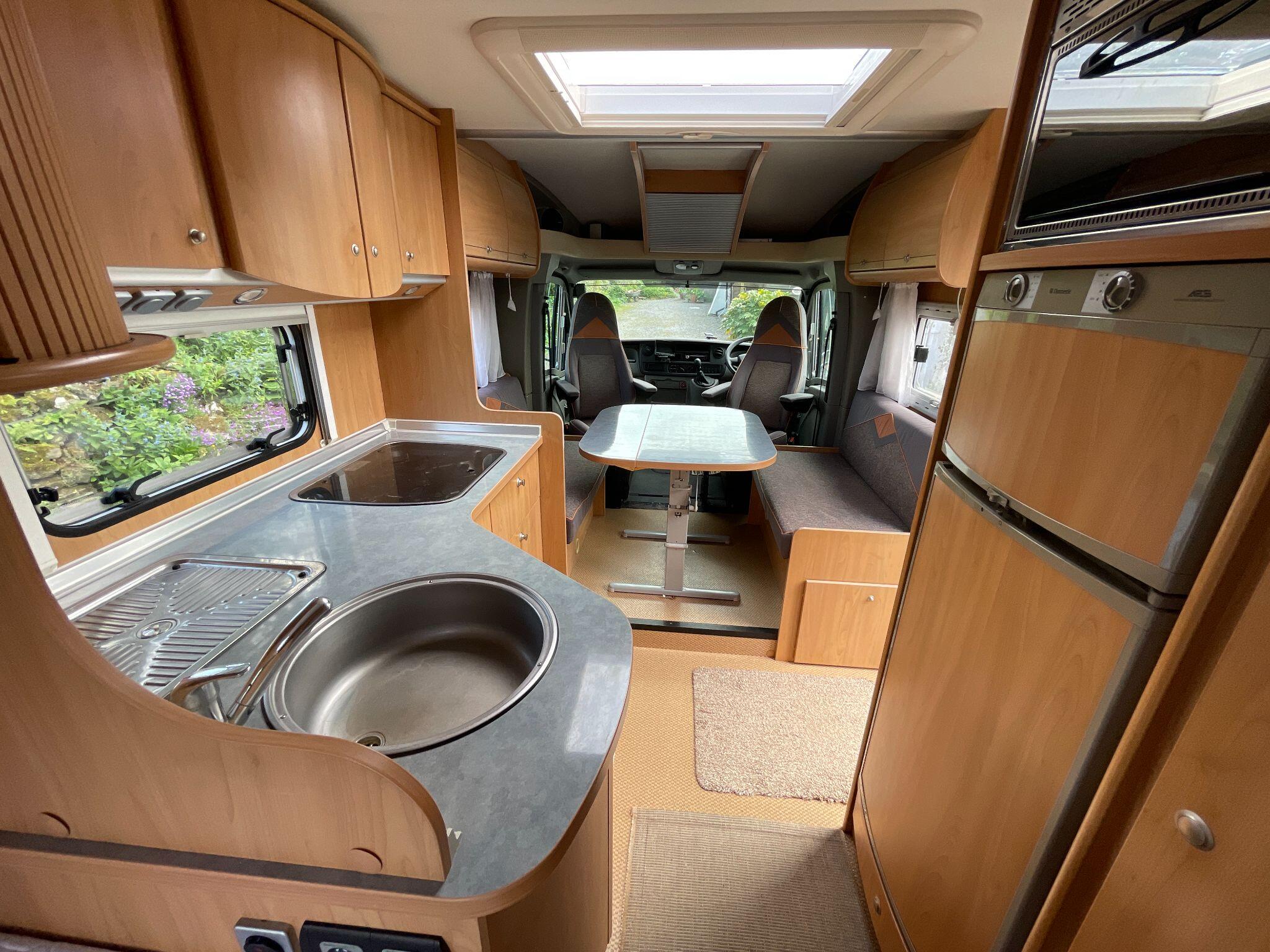 2005 Burstner Delfin T686
