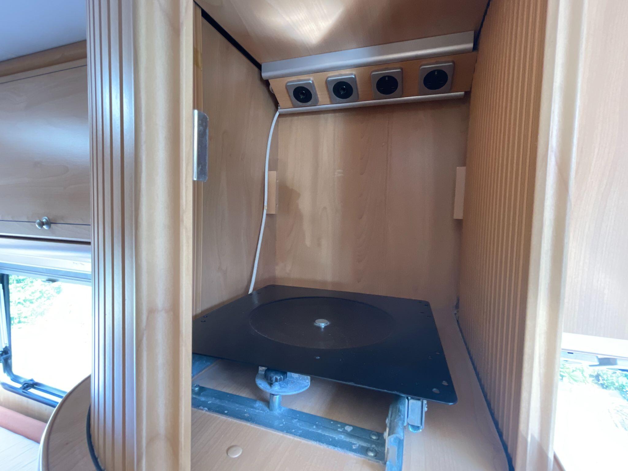 2005 Burstner Delfin T686