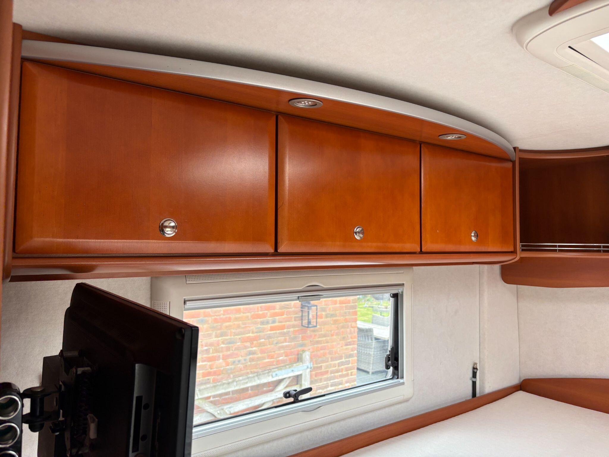 2007 Concorde Carver 742L