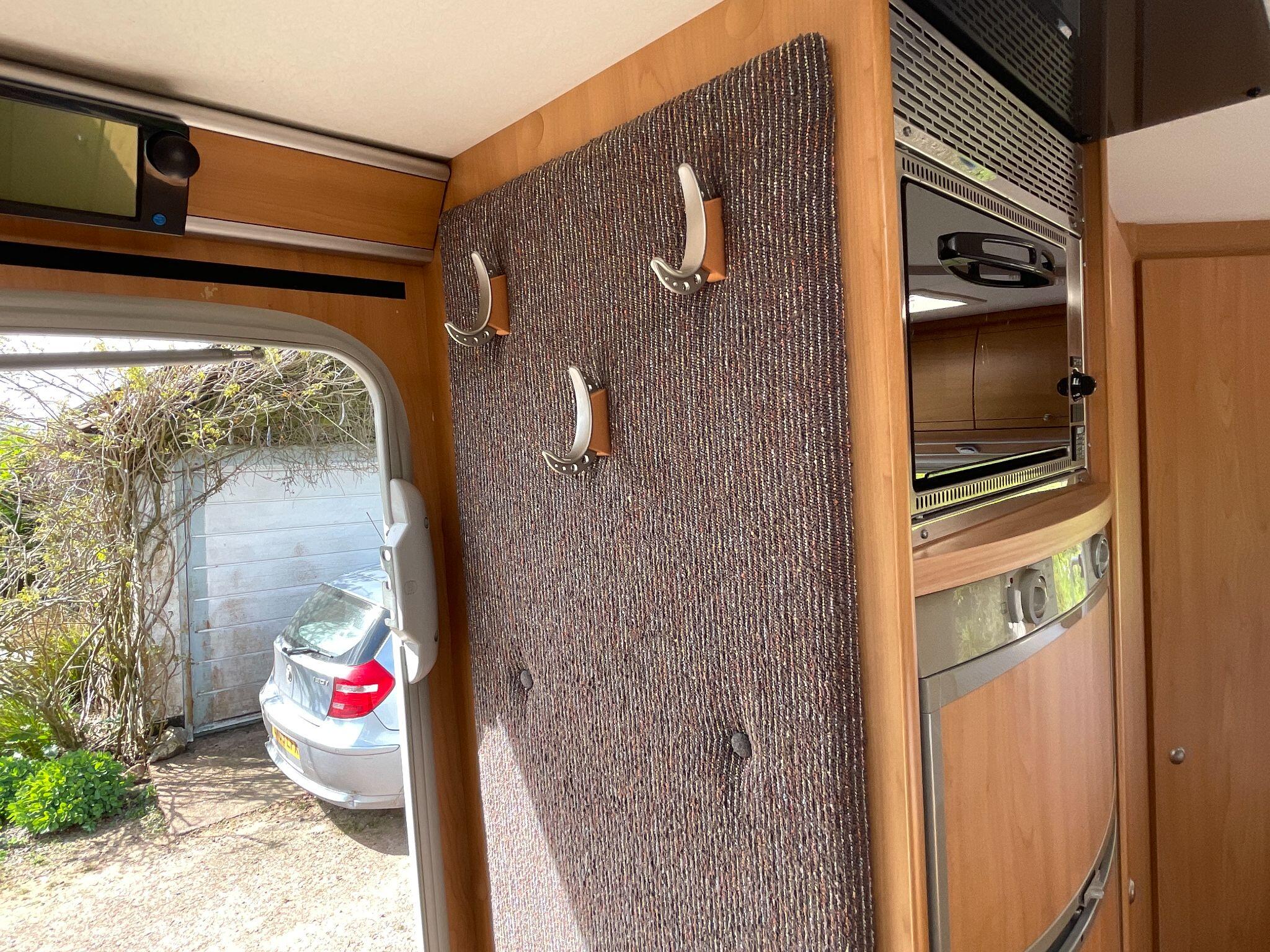 2005 Burstner Delfin T686
