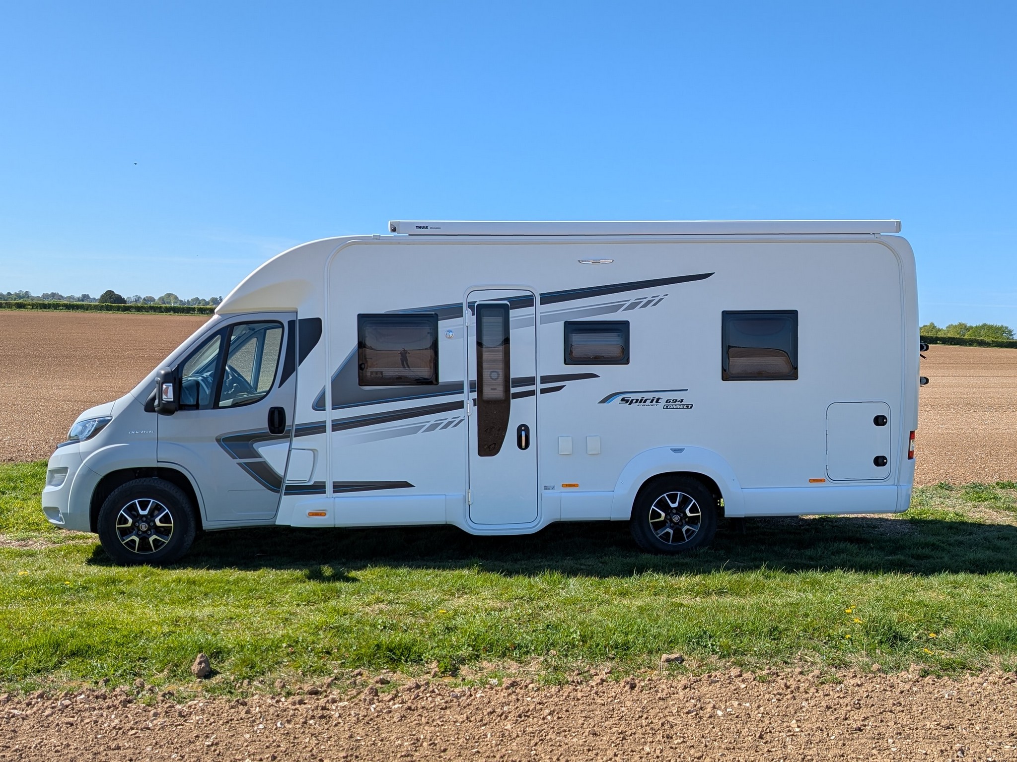 2020 Swift Spirit 694 Self Levelling & Thule Awning Room