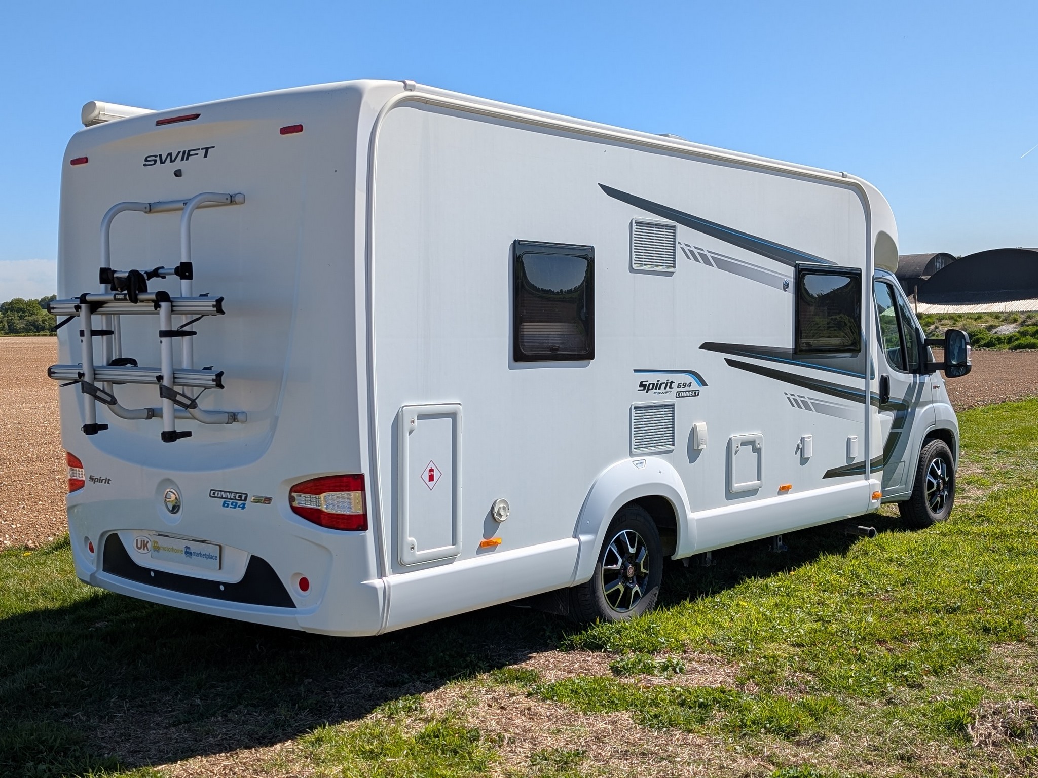 2020 Swift Spirit 694 Self Levelling & Thule Awning Room