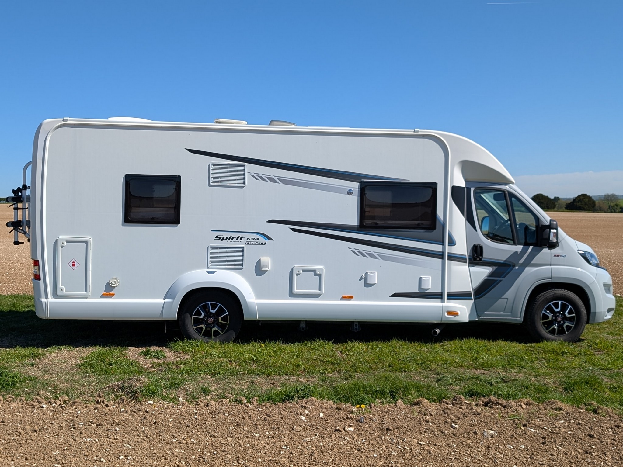 2020 Swift Spirit 694 Self Levelling & Thule Awning Room
