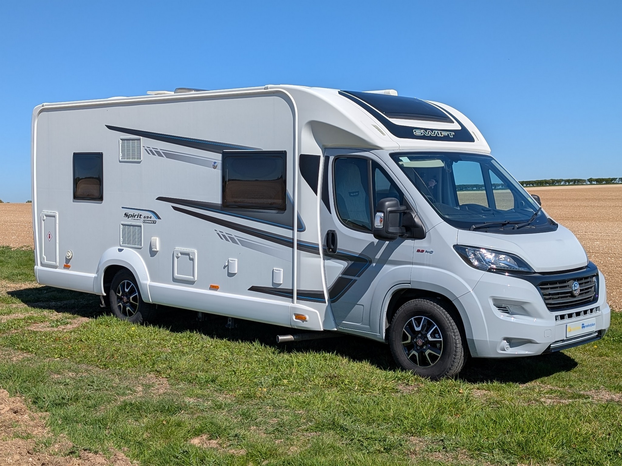 2020 Swift Spirit 694 Self Levelling & Thule Awning Room