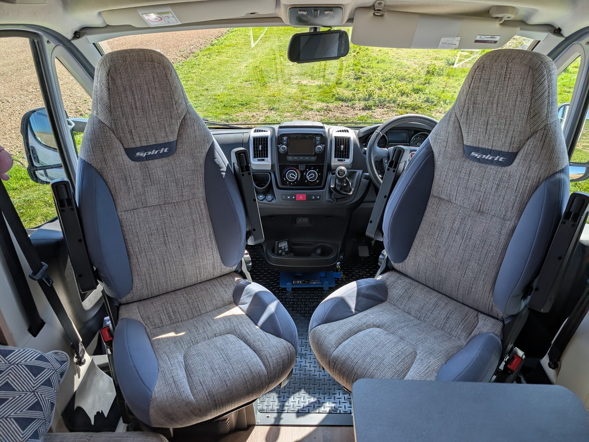 2020 Swift Spirit 694 Self Levelling & Thule Awning Room