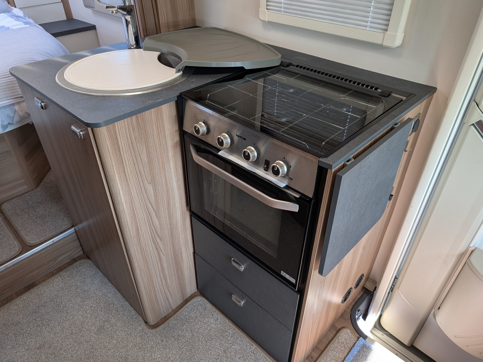 2020 Swift Spirit 694 Self Levelling & Thule Awning Room