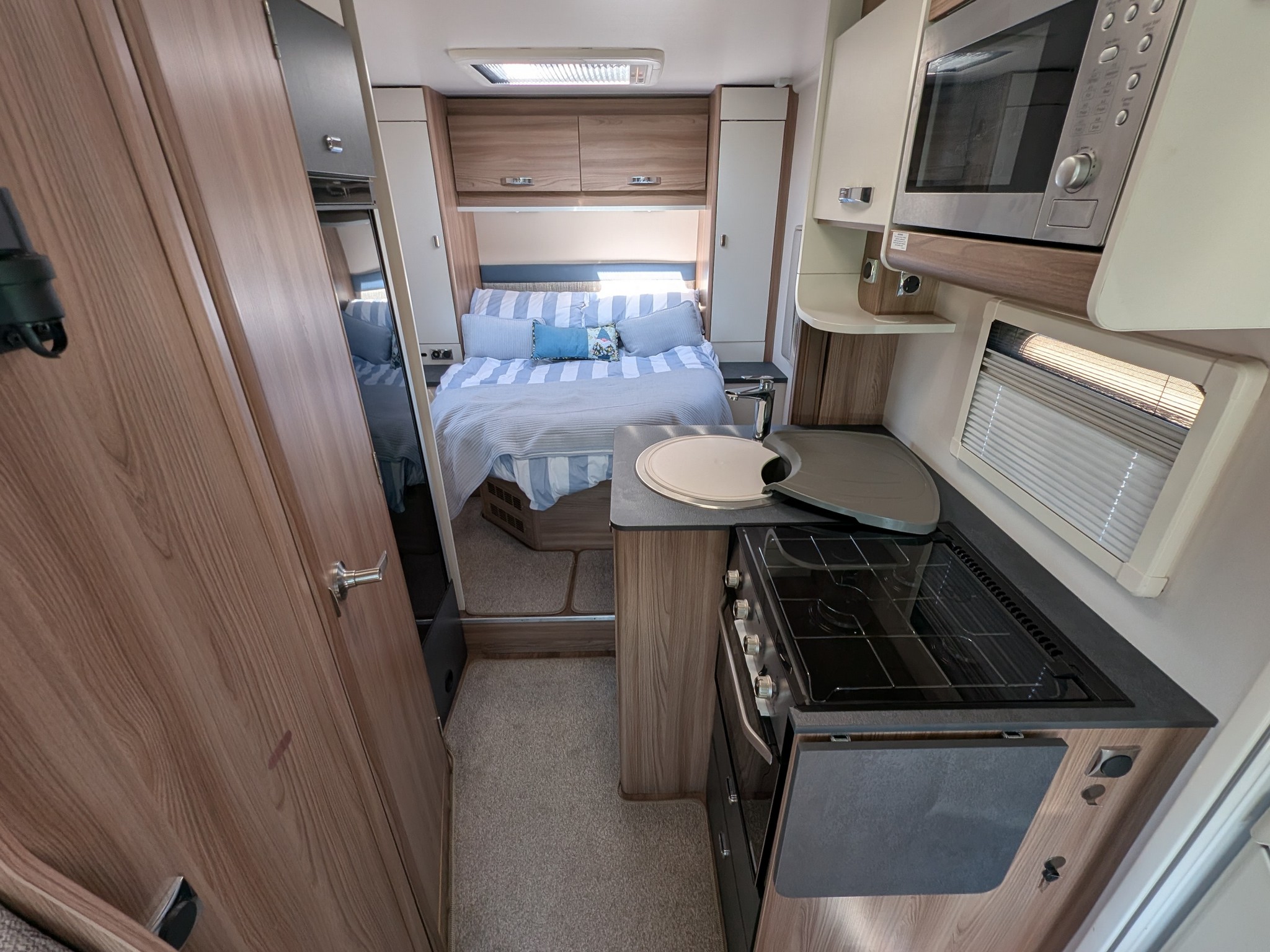 2020 Swift Spirit 694 Self Levelling & Thule Awning Room