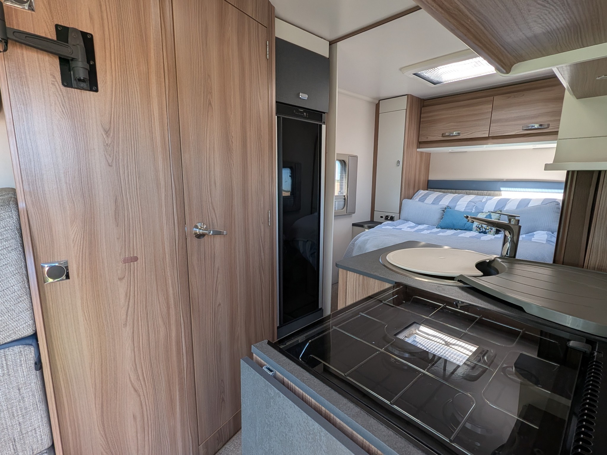 2020 Swift Spirit 694 Self Levelling & Thule Awning Room