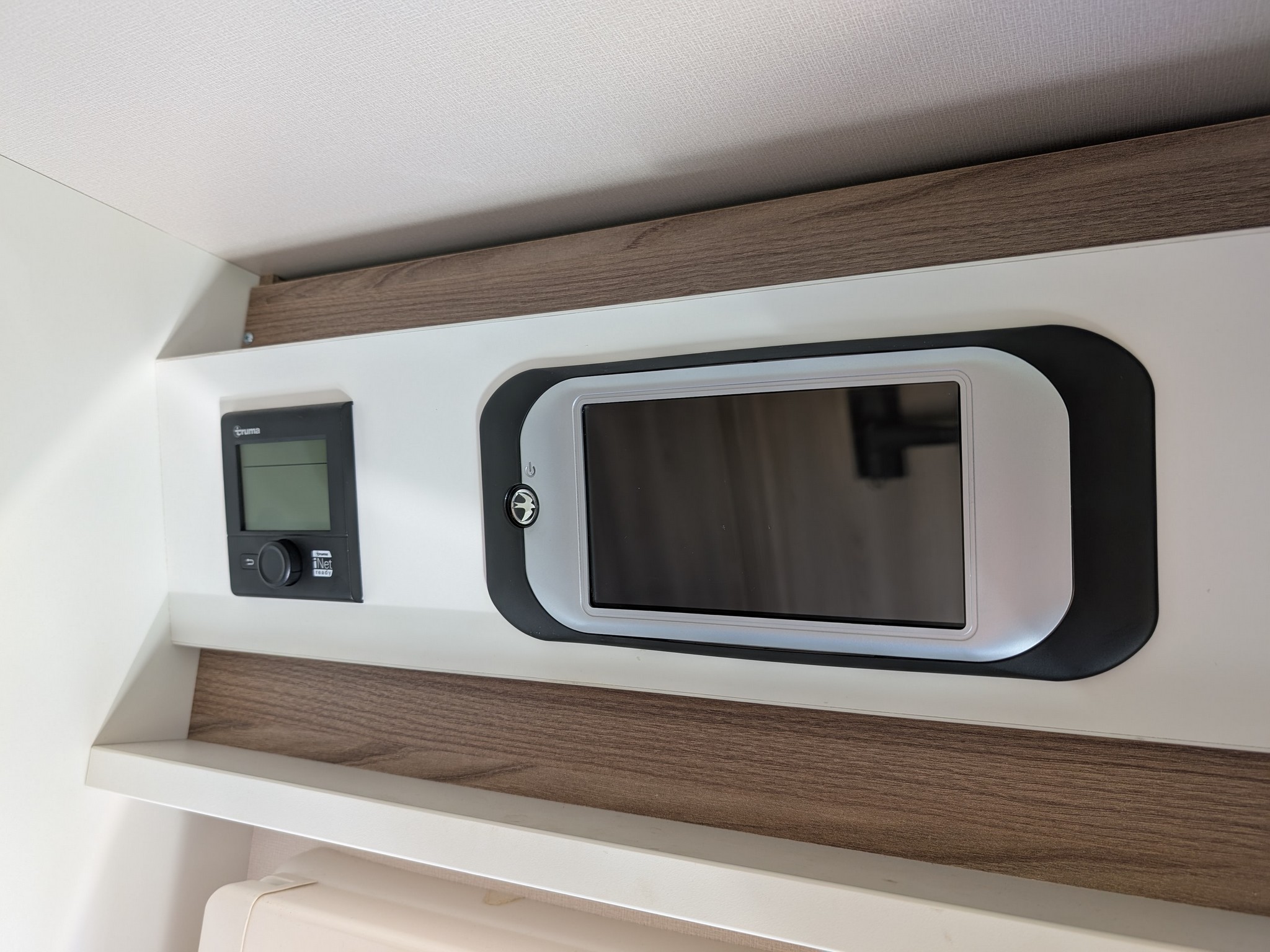 2020 Swift Spirit 694 Self Levelling & Thule Awning Room