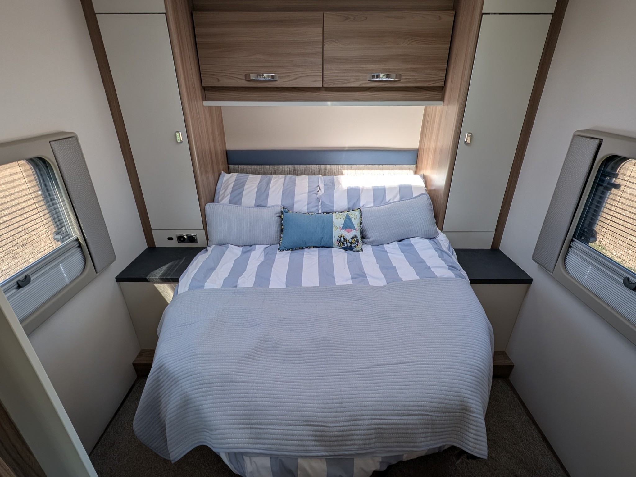 2020 Swift Spirit 694 Self Levelling & Thule Awning Room