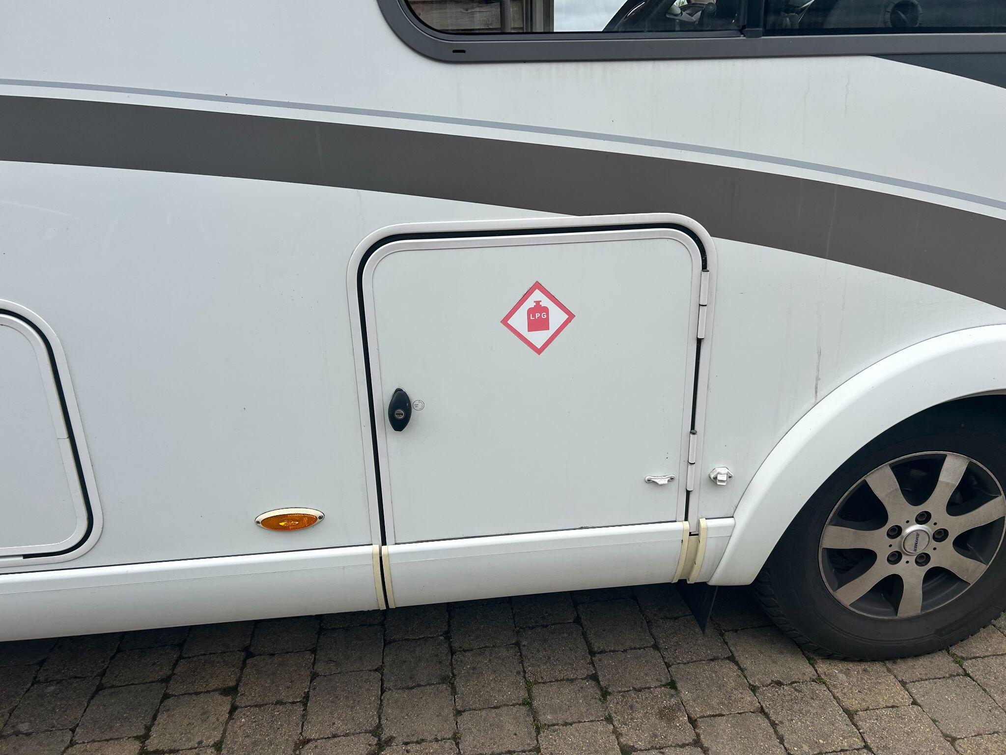 2016 Hymer B544