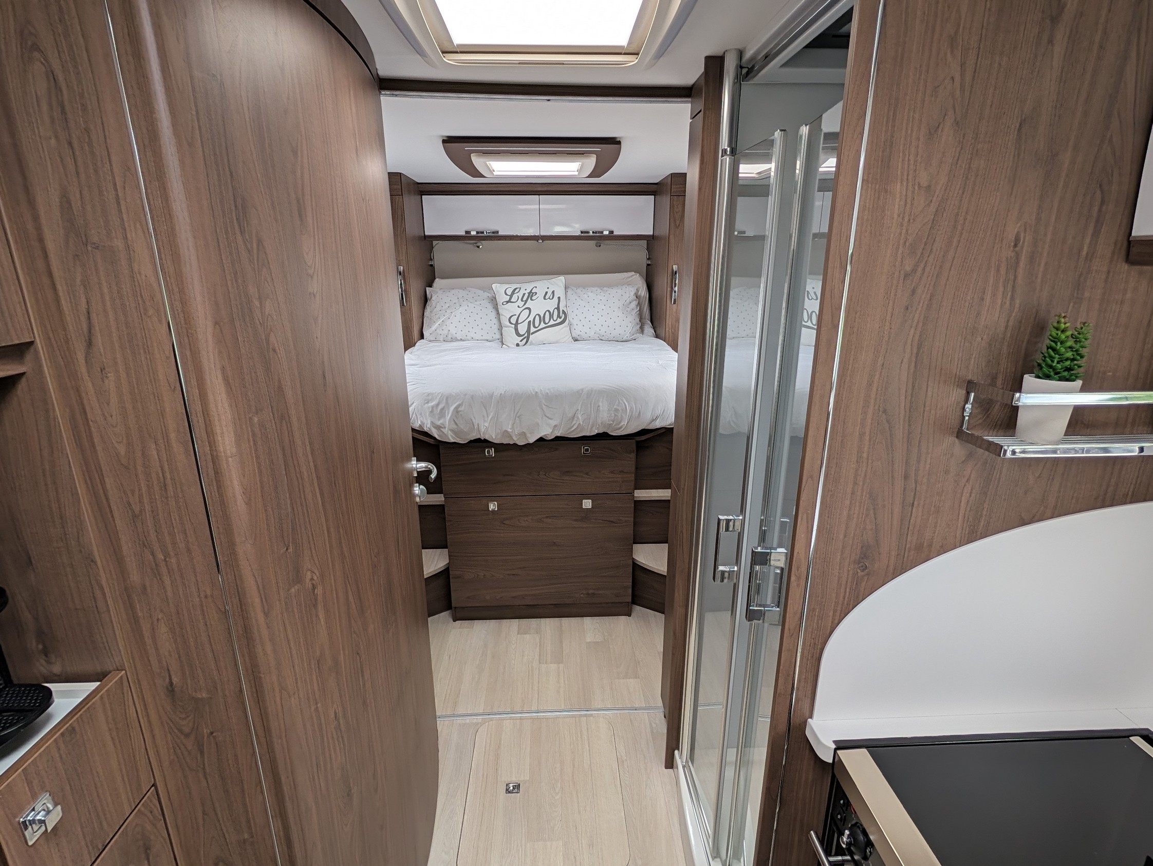 2019 Frankia Platin I 8400 QD (Island Bed)