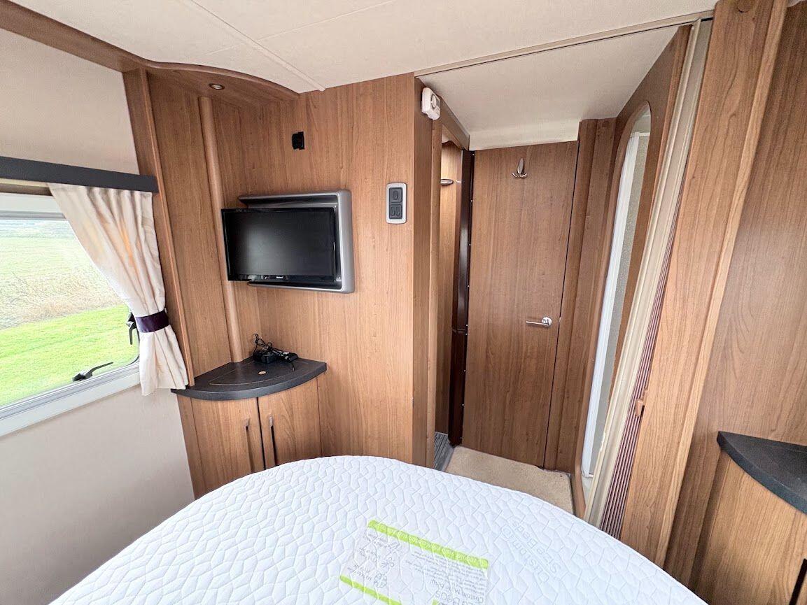 2013 Auto-Trail Frontier Comanche SA 2013 Automatic 4 berth fixed island bed Located in Shewsbury