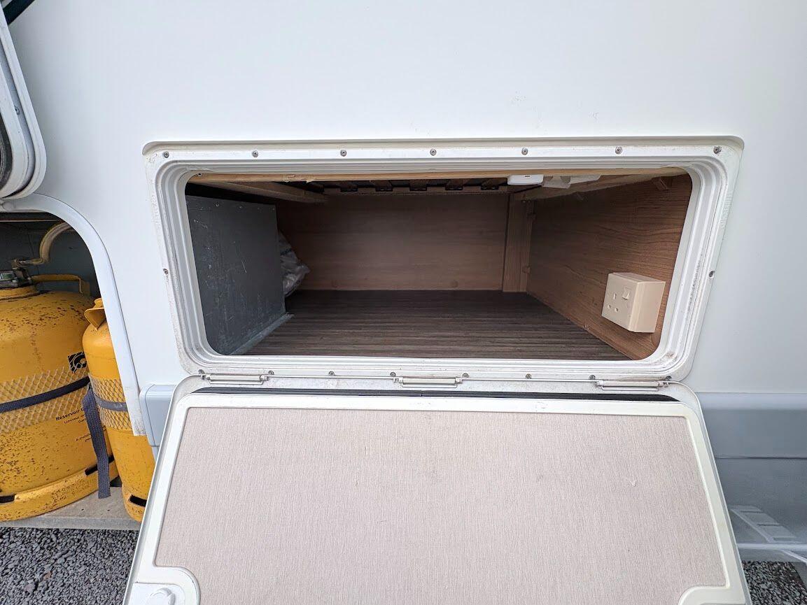 2013 Auto-Trail Frontier Comanche SA 2013 Automatic 4 berth fixed island bed Located in Shewsbury