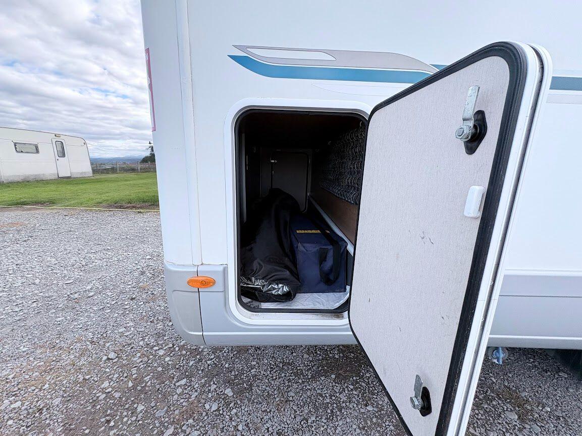 2013 Auto-Trail Frontier Comanche SA 2013 Automatic 4 berth fixed island bed Located in Shewsbury
