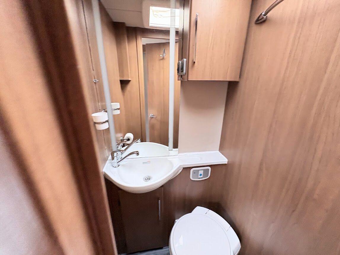 2013 Auto-Trail Frontier Comanche SA 2013 Automatic 4 berth fixed island bed Located in Shewsbury