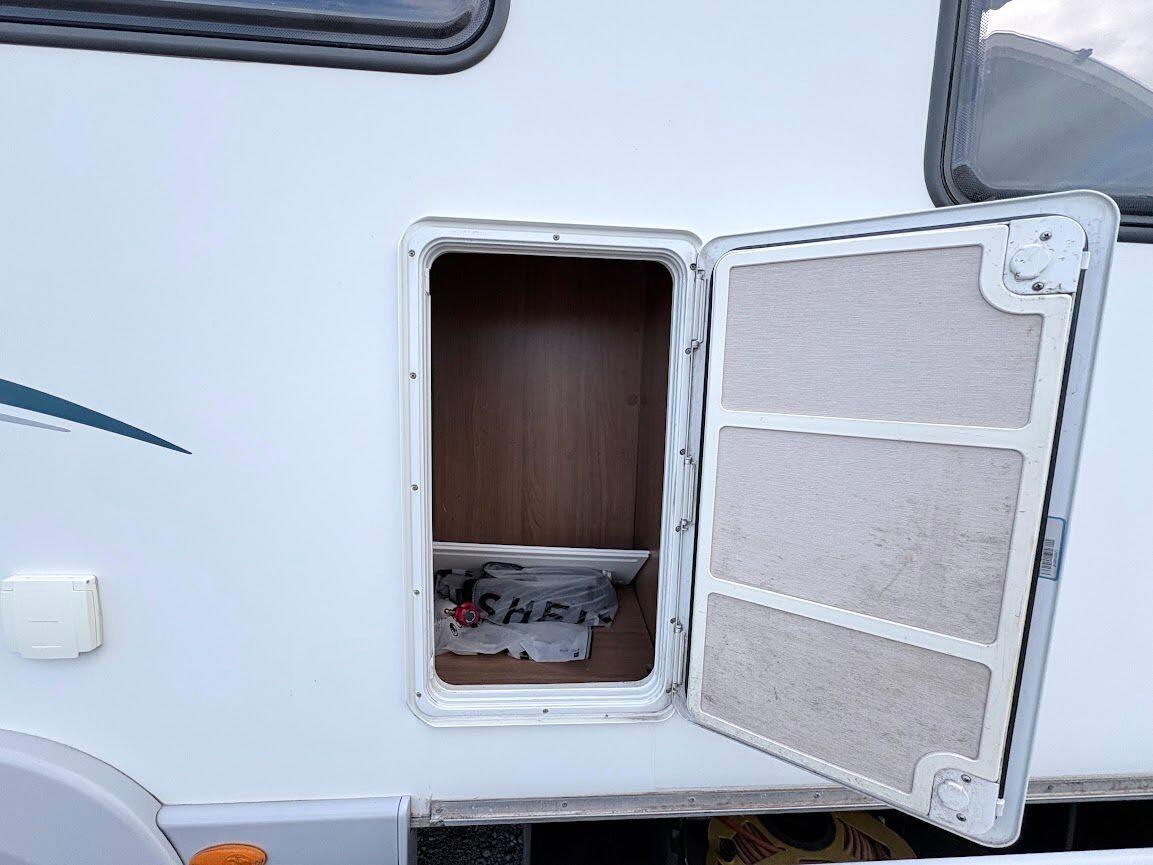 2013 Auto-Trail Frontier Comanche SA 2013 Automatic 4 berth fixed island bed Located in Shewsbury