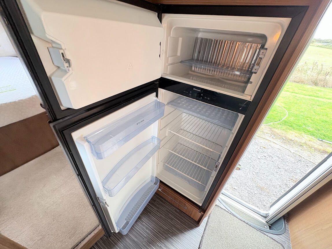 2013 Auto-Trail Frontier Comanche SA 2013 Automatic 4 berth fixed island bed Located in Shewsbury