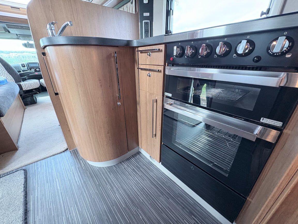 2013 Auto-Trail Frontier Comanche SA 2013 Automatic 4 berth fixed island bed Located in Shewsbury