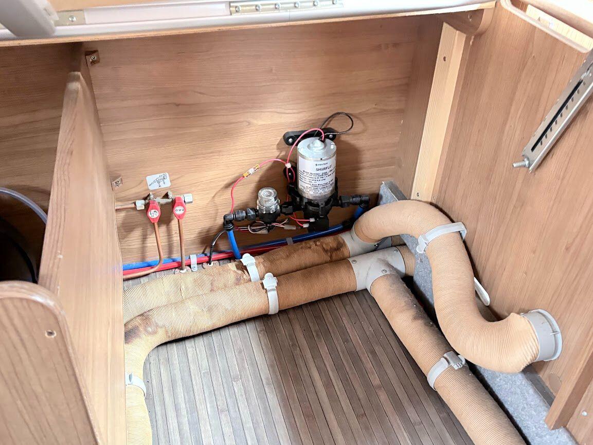 2013 Auto-Trail Frontier Comanche SA 2013 Automatic 4 berth fixed island bed Located in Shewsbury