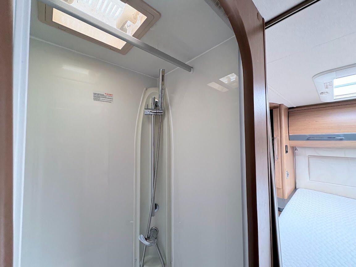 2013 Auto-Trail Frontier Comanche SA 2013 Automatic 4 berth fixed island bed Located in Shewsbury