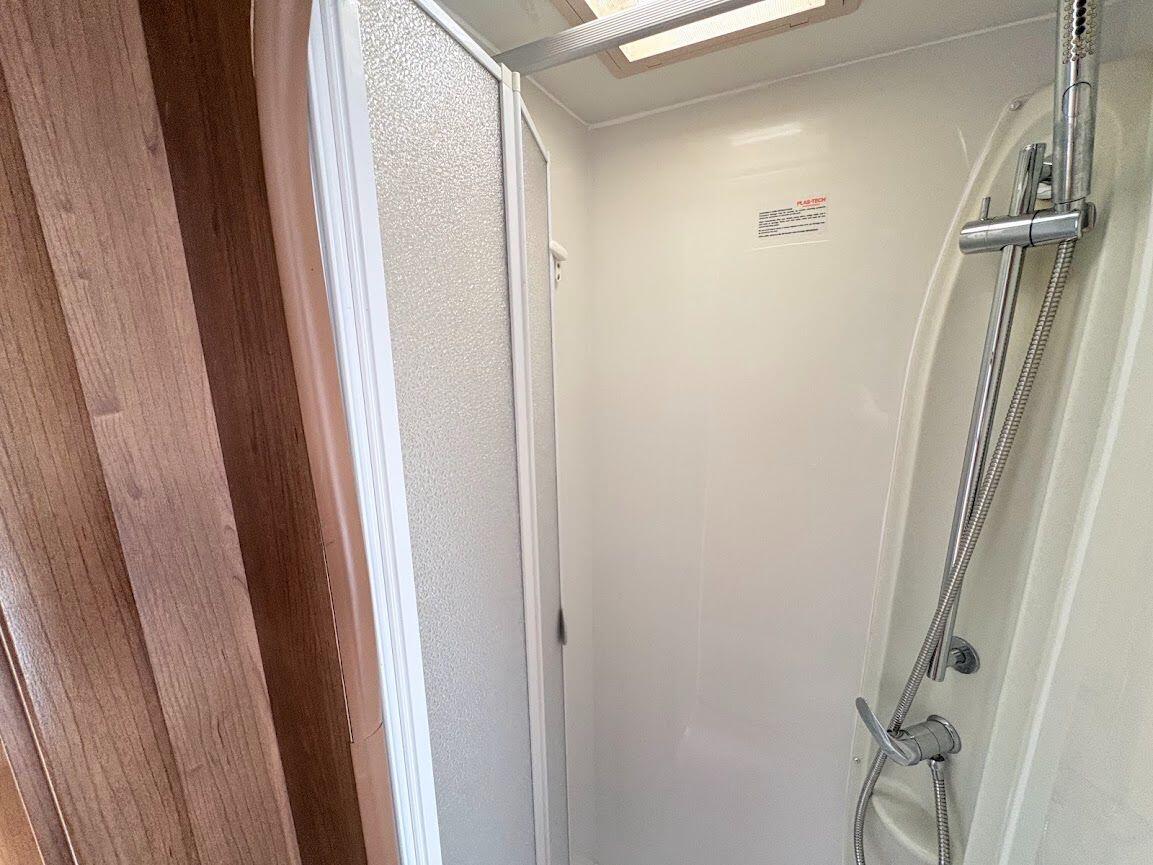 2013 Auto-Trail Frontier Comanche SA 2013 Automatic 4 berth fixed island bed Located in Shewsbury