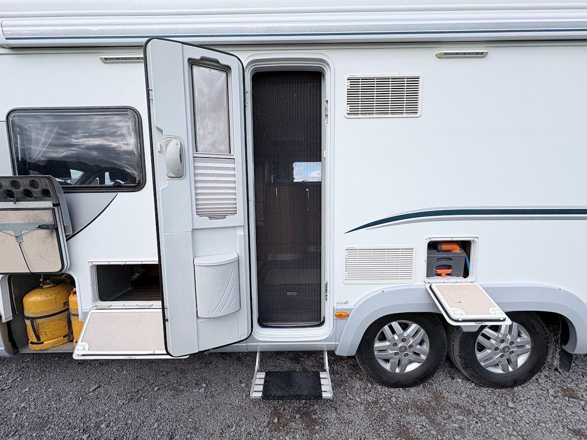 2013 Auto-Trail Frontier Comanche SA 2013 Automatic 4 berth fixed island bed Located in Shewsbury