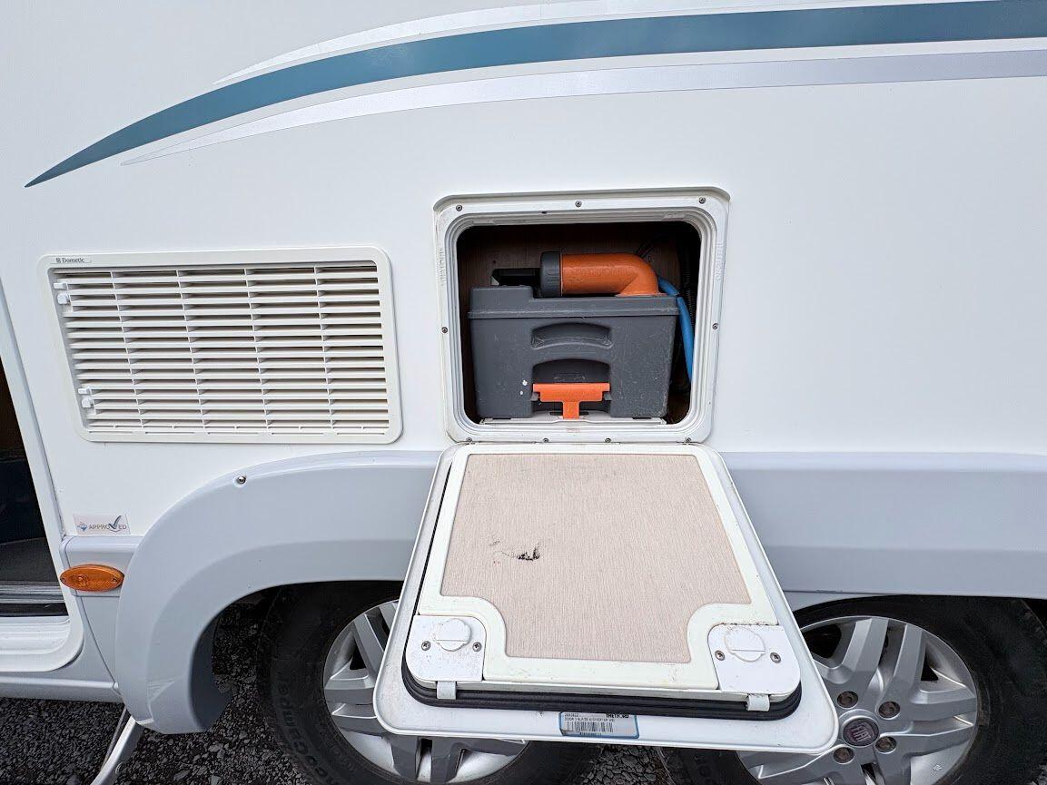 2013 Auto-Trail Frontier Comanche SA 2013 Automatic 4 berth fixed island bed Located in Shewsbury