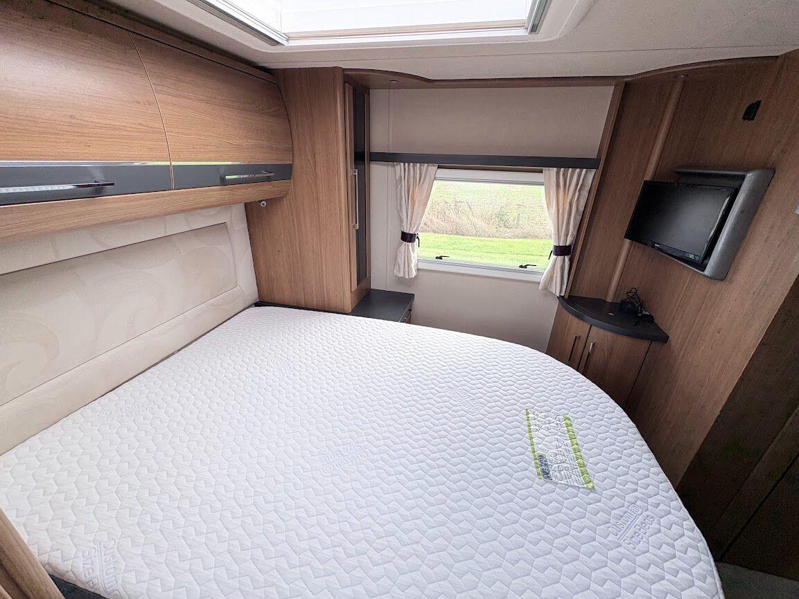 2013 Auto-Trail Frontier Comanche SA 2013 Automatic 4 berth fixed island bed Located in Shewsbury