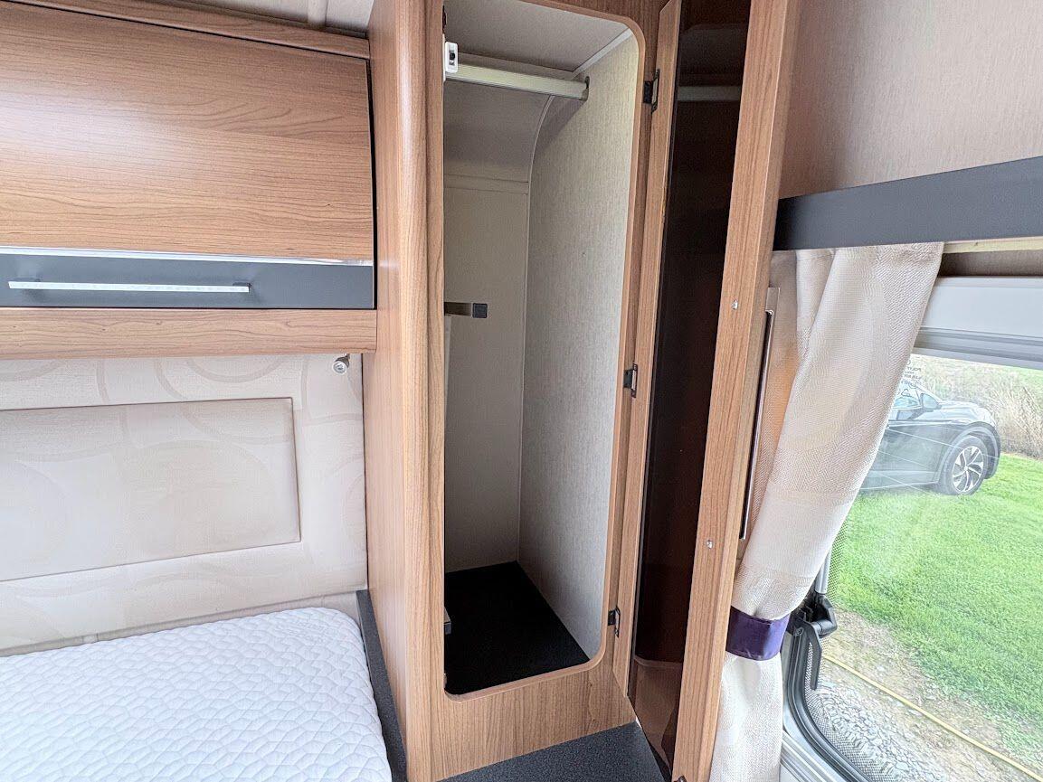 2013 Auto-Trail Frontier Comanche SA 2013 Automatic 4 berth fixed island bed Located in Shewsbury