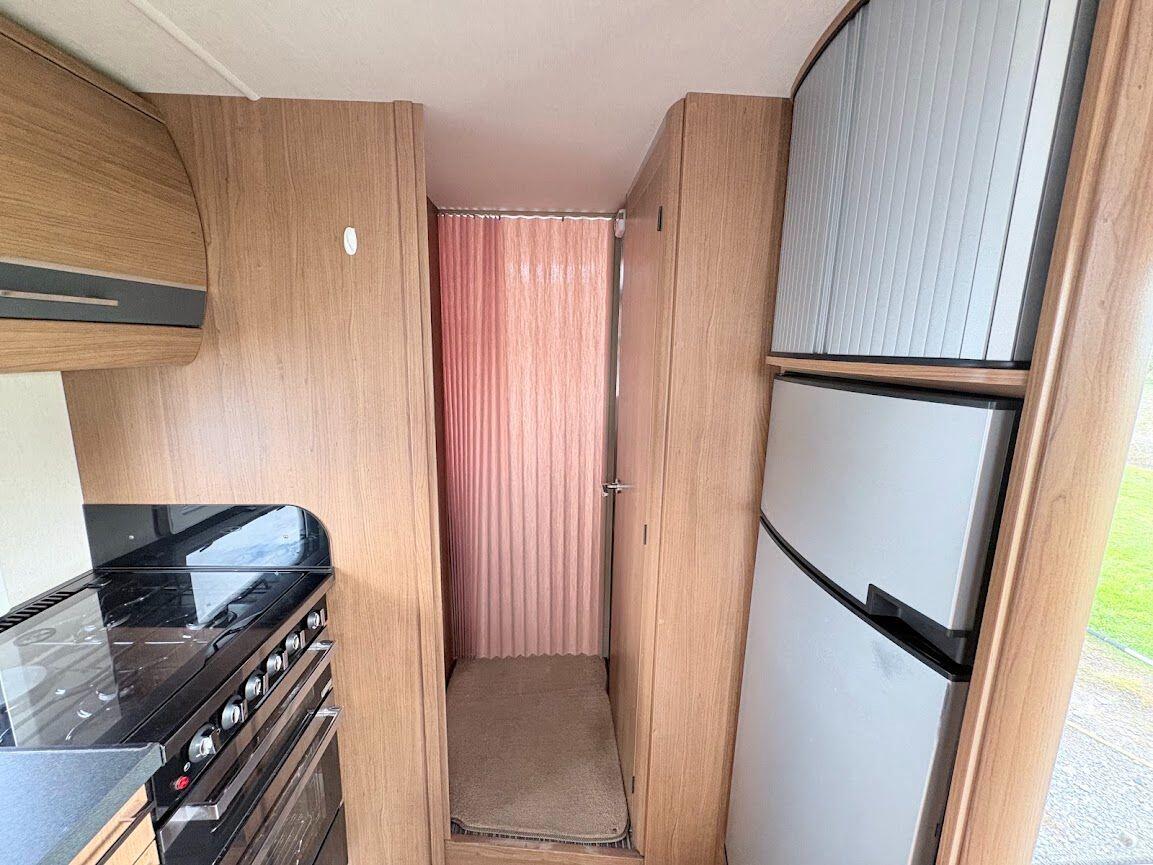 2013 Auto-Trail Frontier Comanche SA 2013 Automatic 4 berth fixed island bed Located in Shewsbury