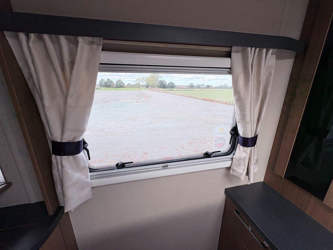 2013 Auto-Trail Frontier Comanche SA 2013 Automatic 4 berth fixed island bed Located in Shewsbury