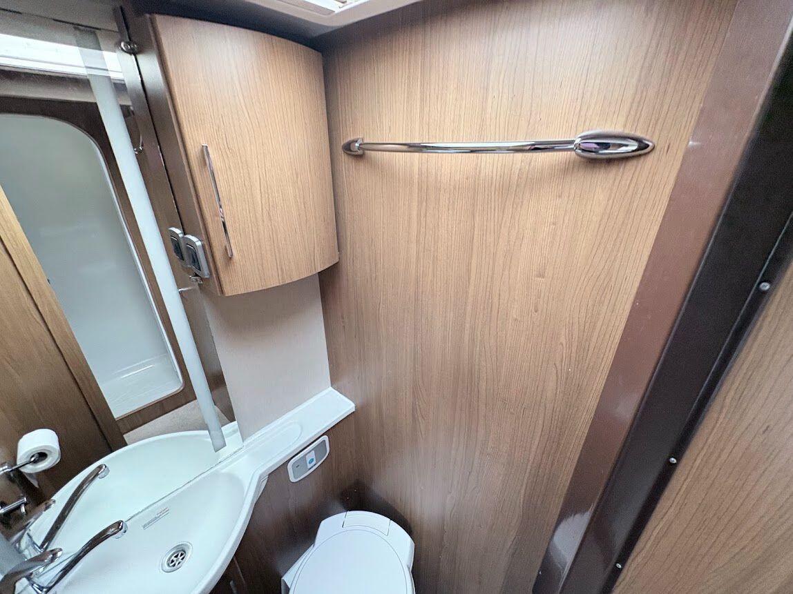 2013 Auto-Trail Frontier Comanche SA 2013 Automatic 4 berth fixed island bed Located in Shewsbury