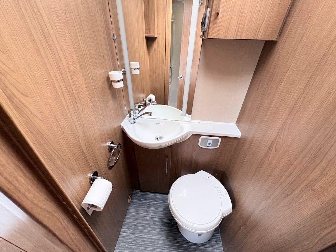 2013 Auto-Trail Frontier Comanche SA 2013 Automatic 4 berth fixed island bed Located in Shewsbury