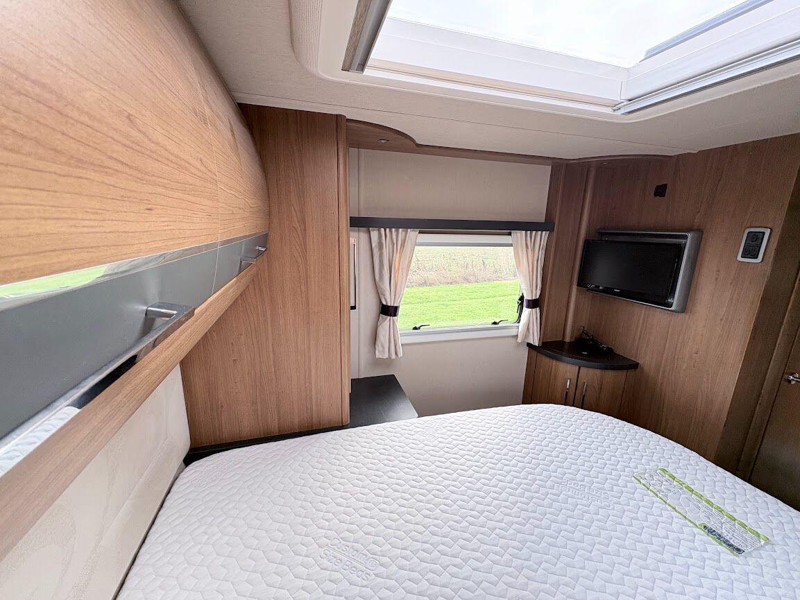 2013 Auto-Trail Frontier Comanche SA 2013 Automatic 4 berth fixed island bed Located in Shewsbury