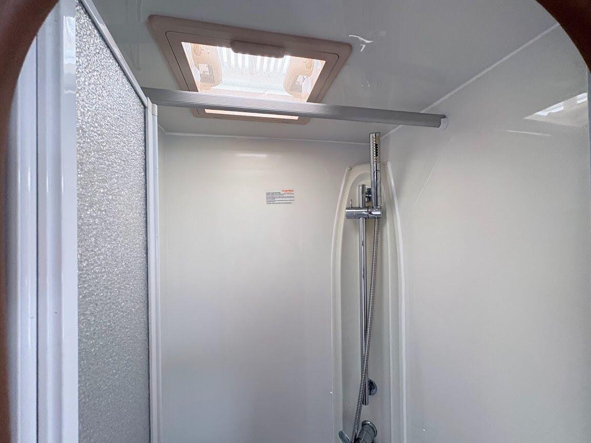 2013 Auto-Trail Frontier Comanche SA 2013 Automatic 4 berth fixed island bed Located in Shewsbury