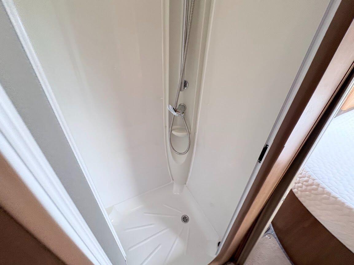 2013 Auto-Trail Frontier Comanche SA 2013 Automatic 4 berth fixed island bed Located in Shewsbury