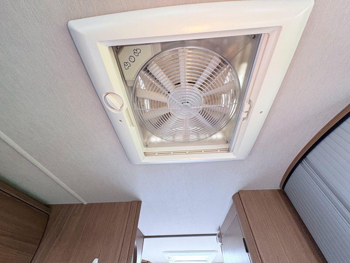 2013 Auto-Trail Frontier Comanche SA 2013 Automatic 4 berth fixed island bed Located in Shewsbury