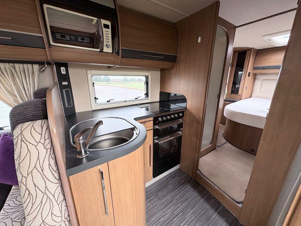 2013 Auto-Trail Frontier Comanche SA 2013 Automatic 4 berth fixed island bed Located in Shewsbury