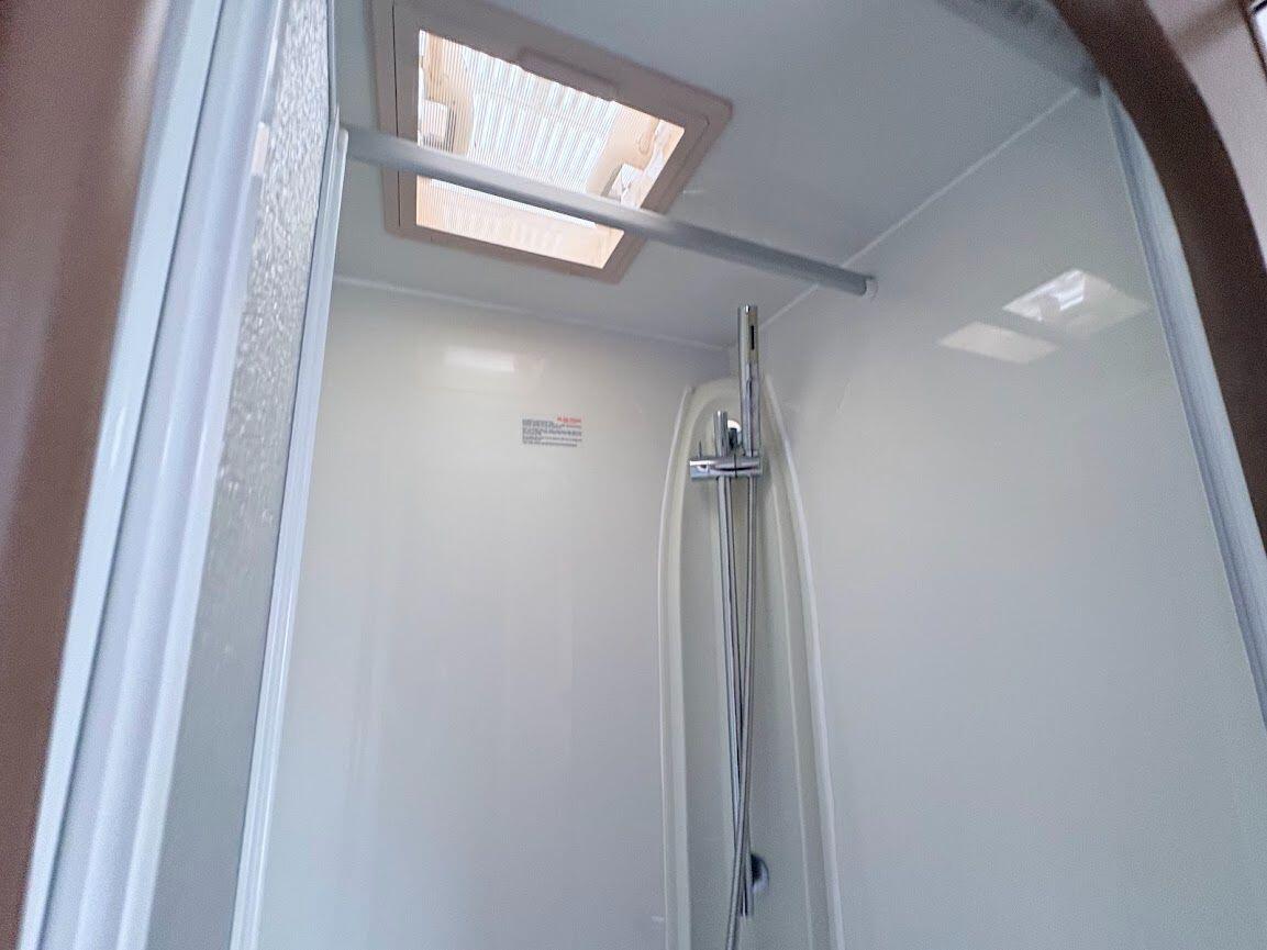 2013 Auto-Trail Frontier Comanche SA 2013 Automatic 4 berth fixed island bed Located in Shewsbury